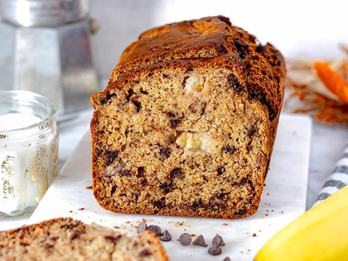 Gesundes Bananenbrot auf einem Schneidebrett