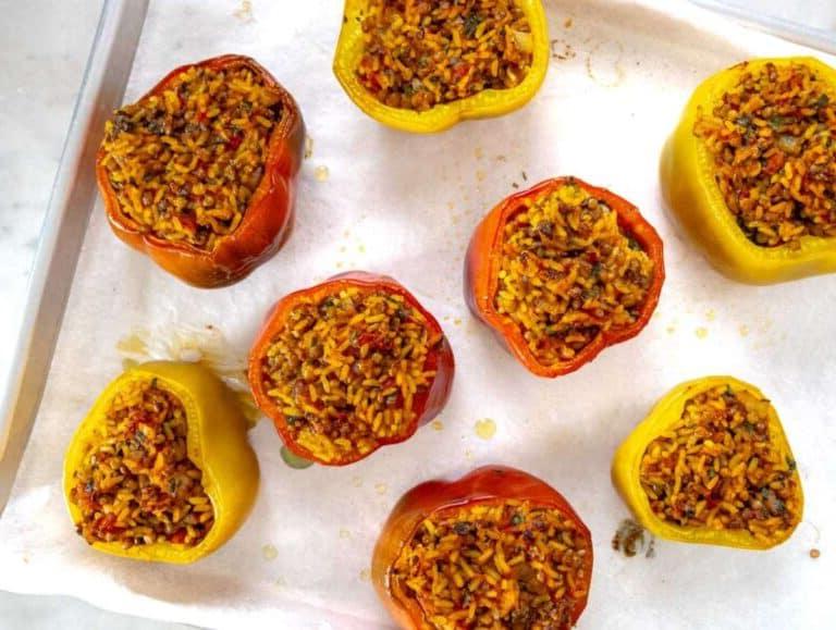 Schritt 2: Paprika vorbereiten, füllen und backen.