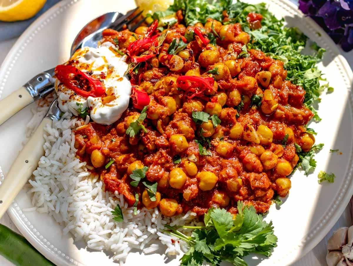 Chana Masala 10 Chana Masala mit Reis, Grünkohl und Besteck