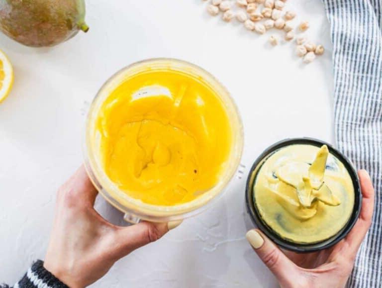 Schritt 1: Zubereitung des Curry-Dressings im Mixer.