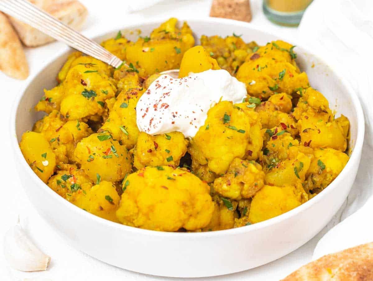 Aloo Gobi in einer Schale mit Joghurt