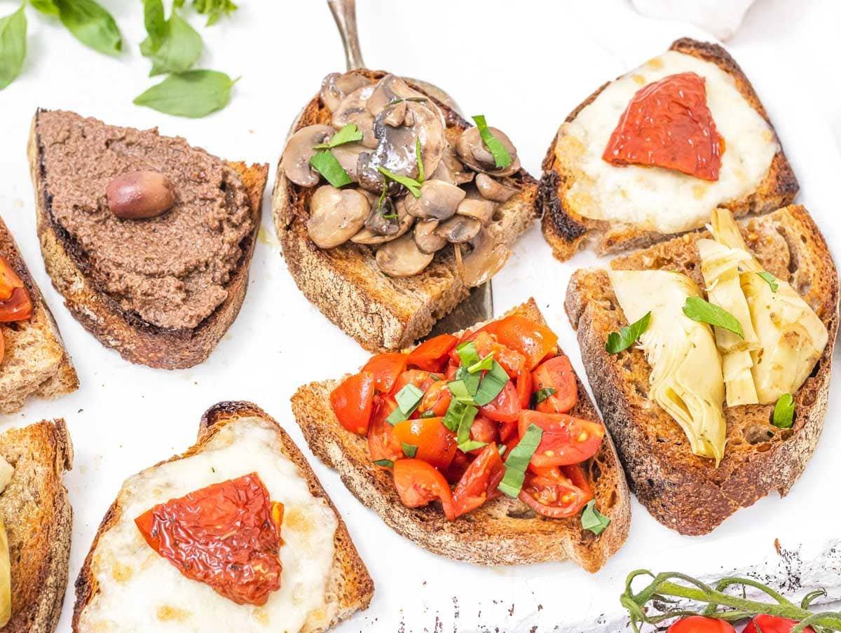 Bruschetta mit verschiedenen Belägen