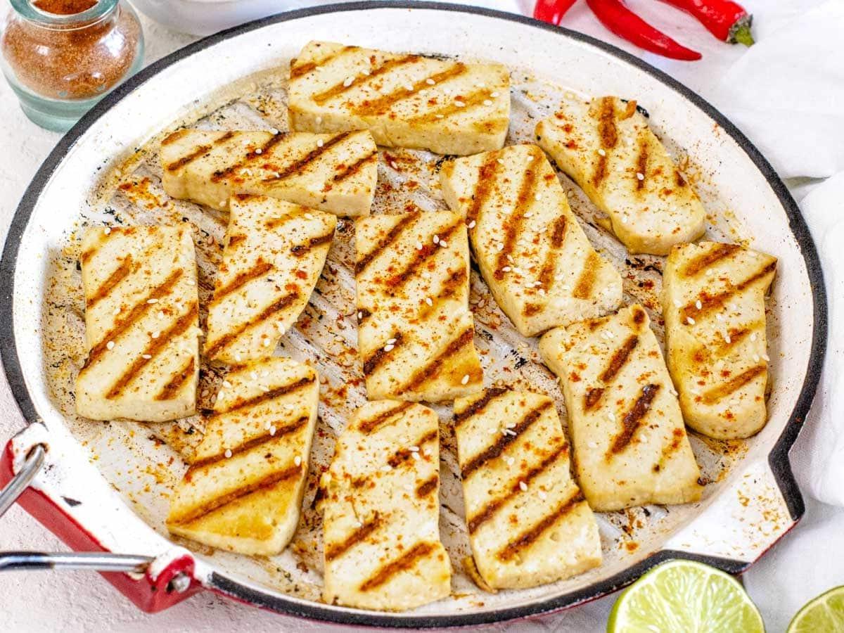 Gegrillter Tofu auf einer Grillpfanne