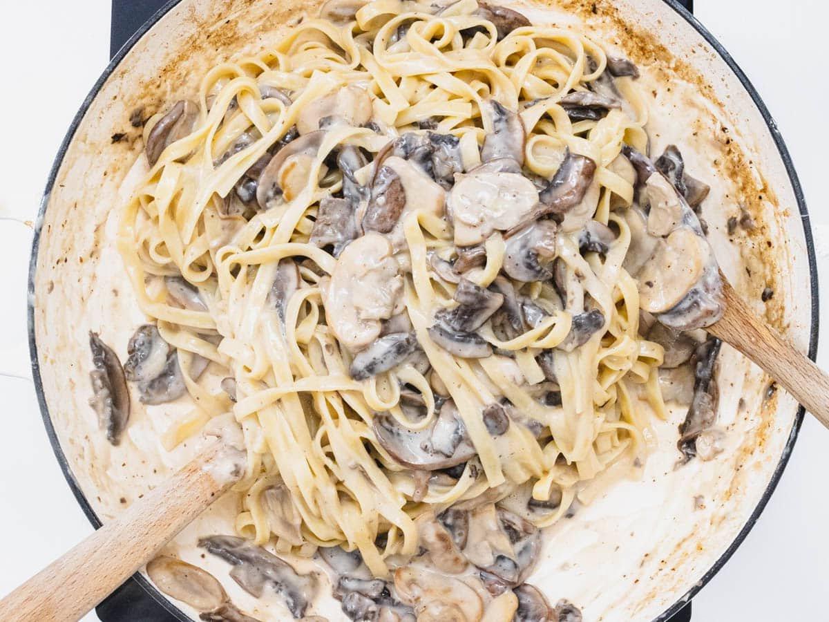 Pilz-Alfredo 10 Creamy mushroom alfredo in a skillet