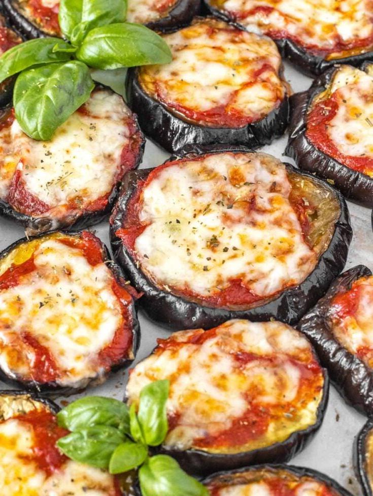 Auberginen-Pizzastücke als Vorspeise