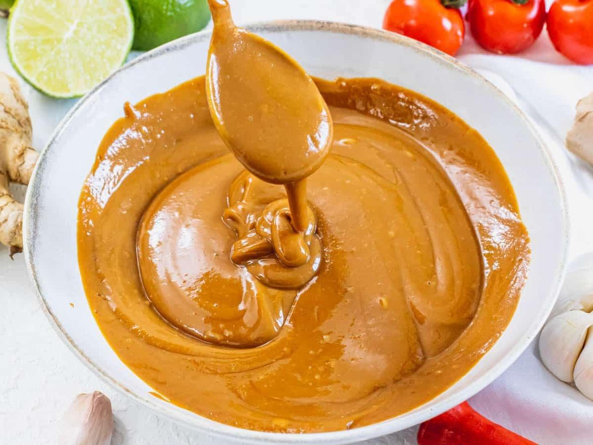 Erdnusssoßenrezept 10 Creamy peanut sauce and a silver spoon