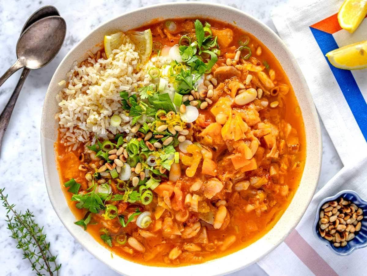 Kohlsuppe servieren