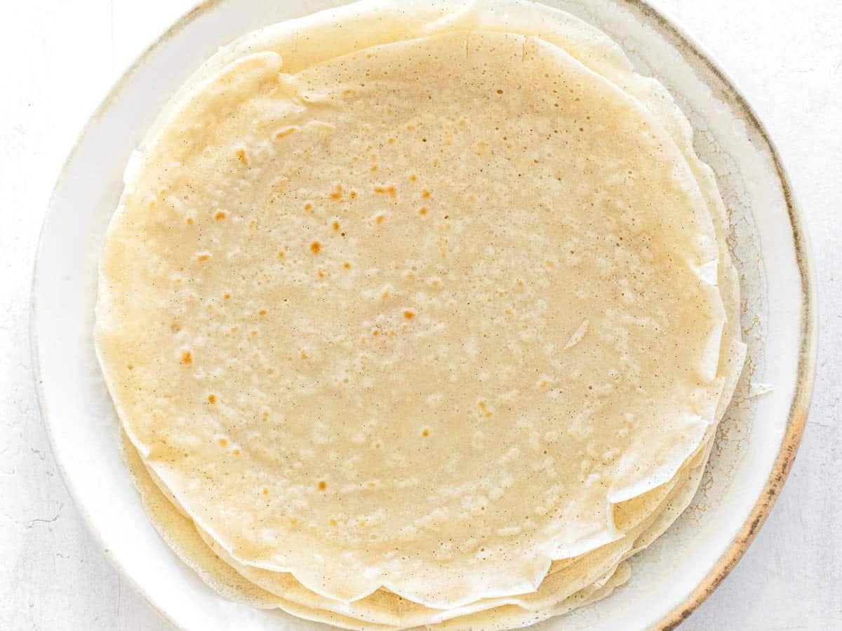 Vegane Crêpes auf einem weißen Teller