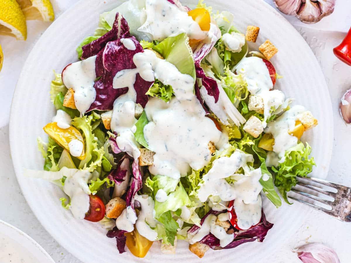 Veganes Ranch Dressing auf einem Beilagensalat