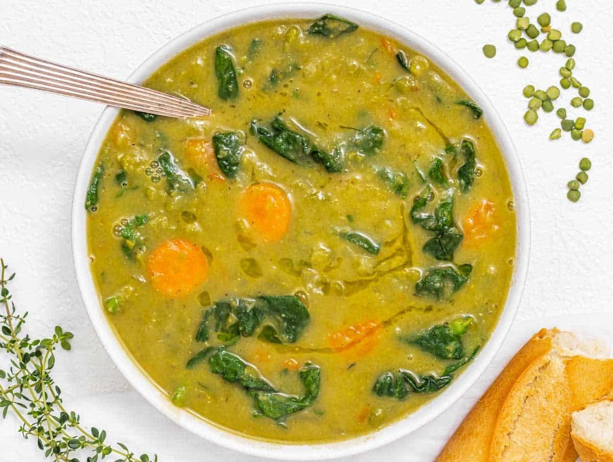 Erbsensuppe mit Baguette