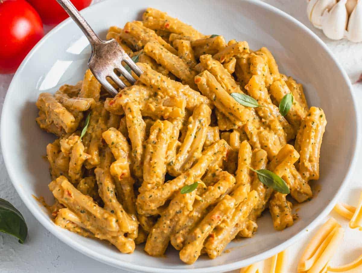 Cremige rote Tomatenpasta in einer weißen Schüssel