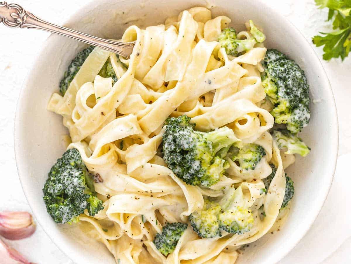 Blumenkohl Alfredo mit Brokkoli – eine farbenfrohe und nahrhafte Kombination.