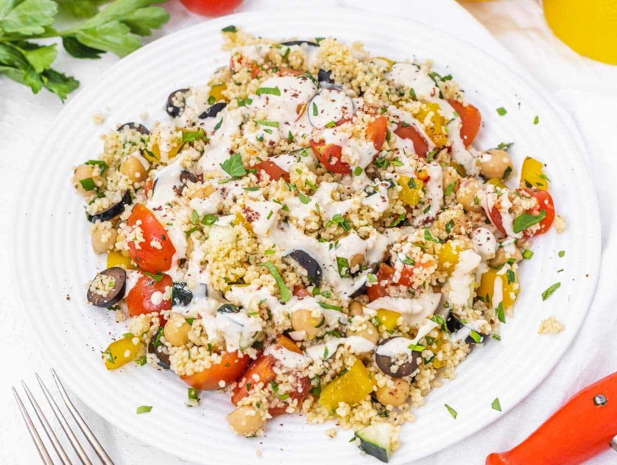 Couscous-Salat mit Tahini-Dressing.