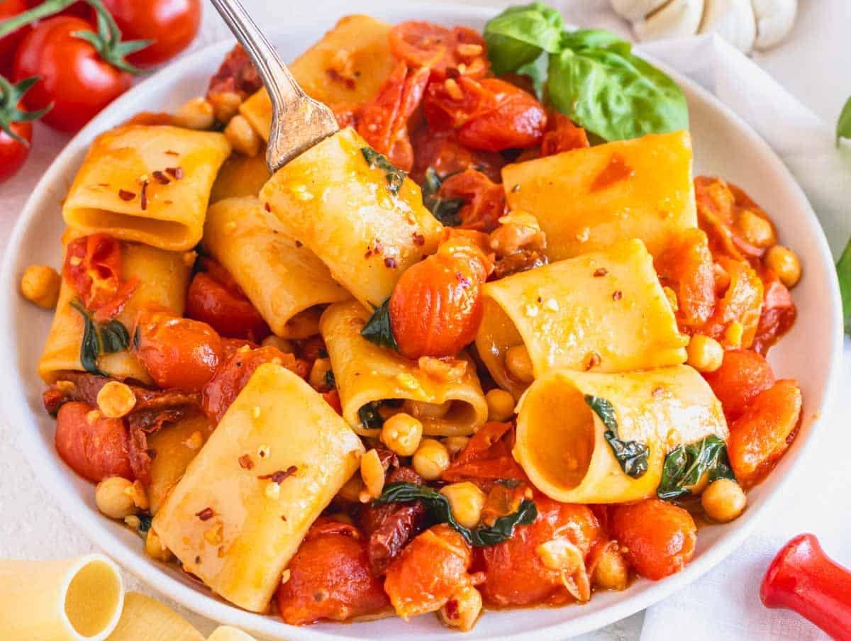 Paccheri-Pasta mit Gabel auf einem weißen Teller