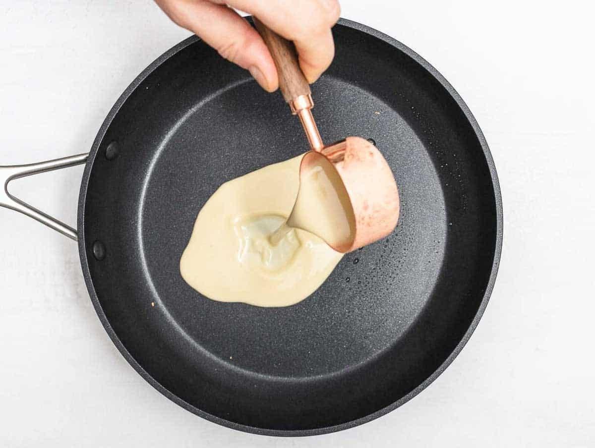Teig auf heißer Pfanne