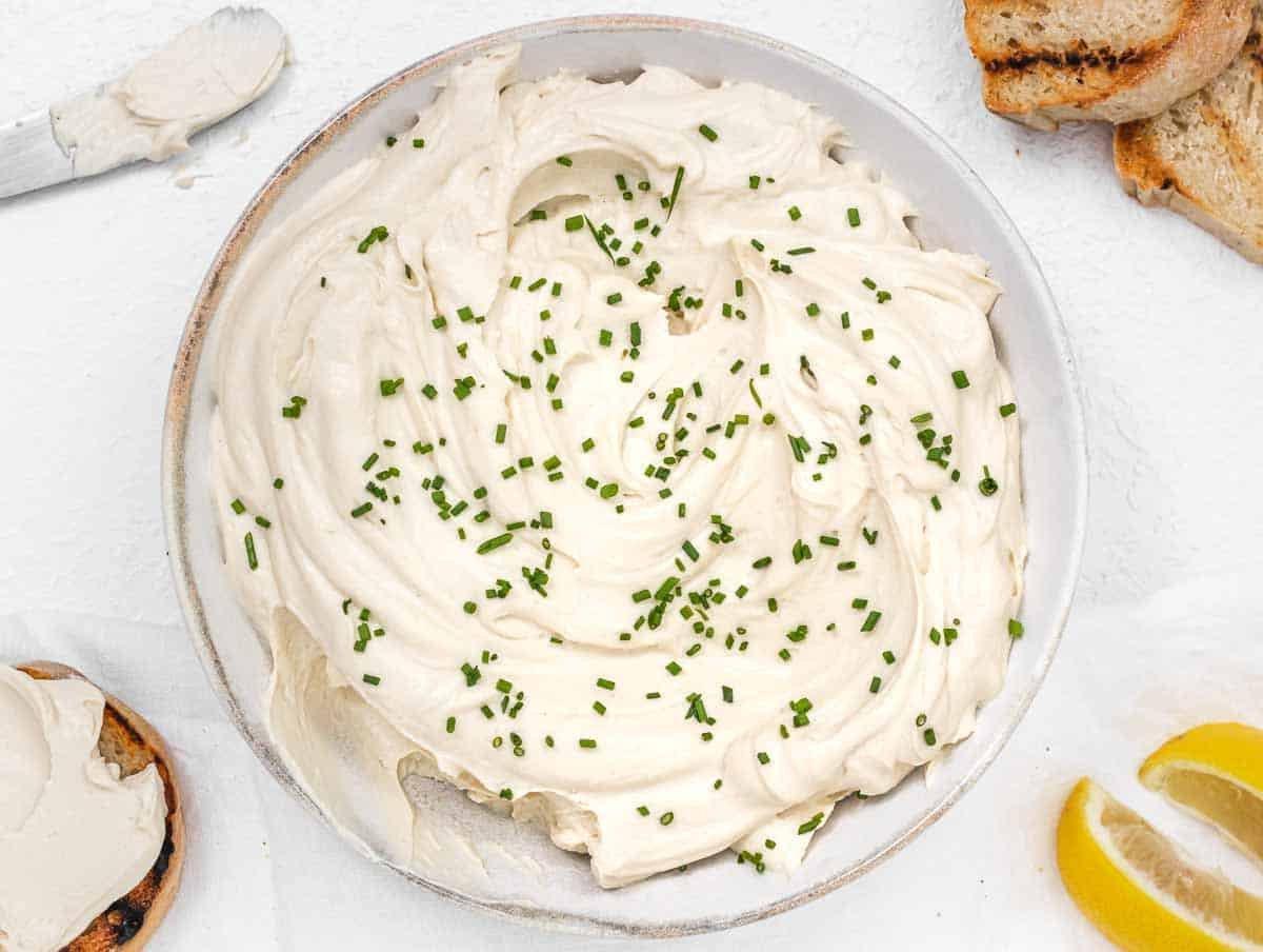 weißer Tofu Frischkäse mit Schnittlauch