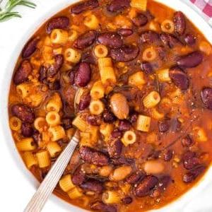 Pasta a Fagioli in einer rustikalen Schüssel