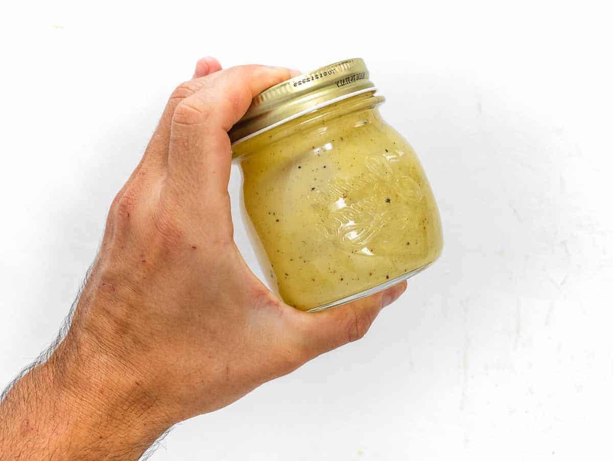 Dressing im Glas schütteln