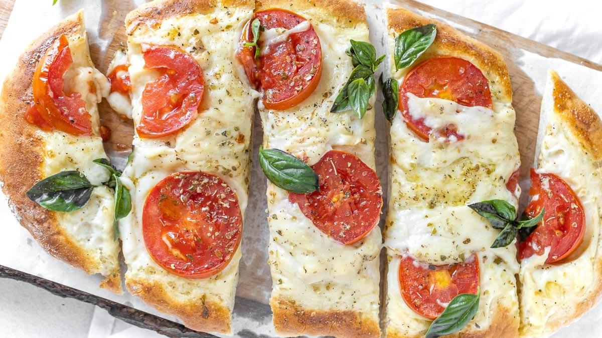 Fladenbrotpizza mit geschmolzenem veganem Käse
