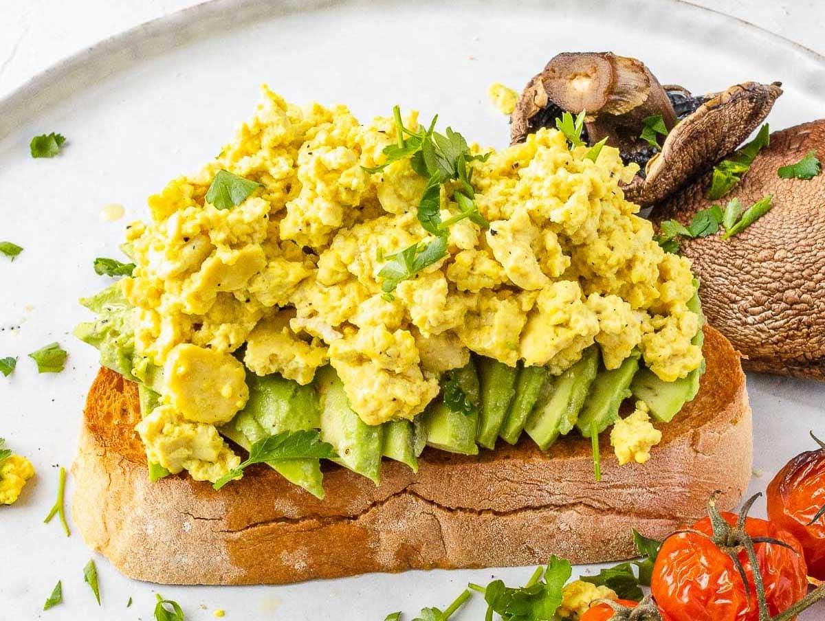 25 Avocado Rezepte 10 Tofu-Rührei auf Avocado und Brot